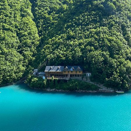 Riverside Komani Lake Dış mekan fotoğraf