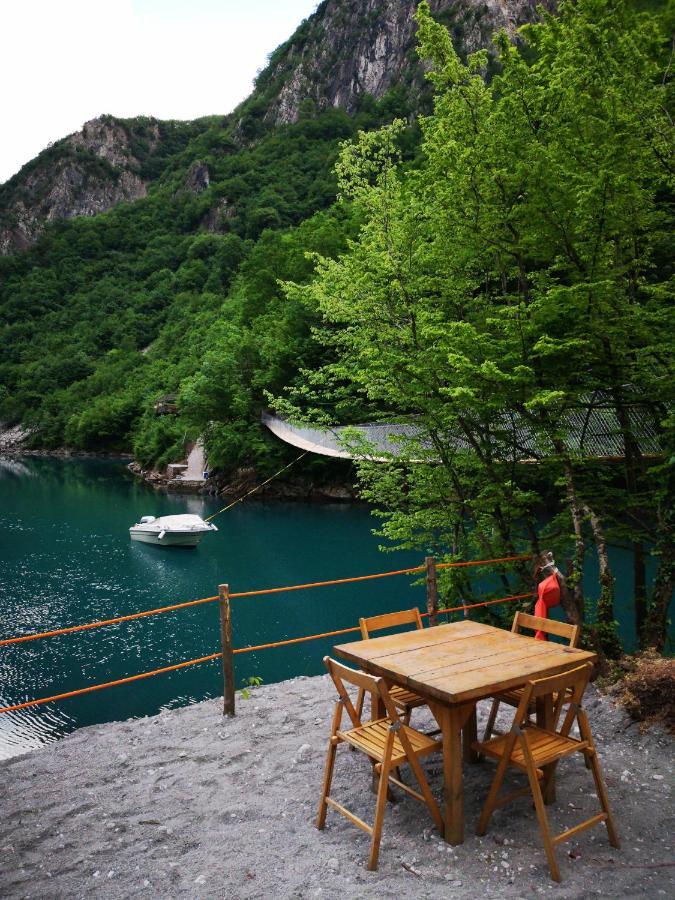 Riverside Komani Lake Dış mekan fotoğraf