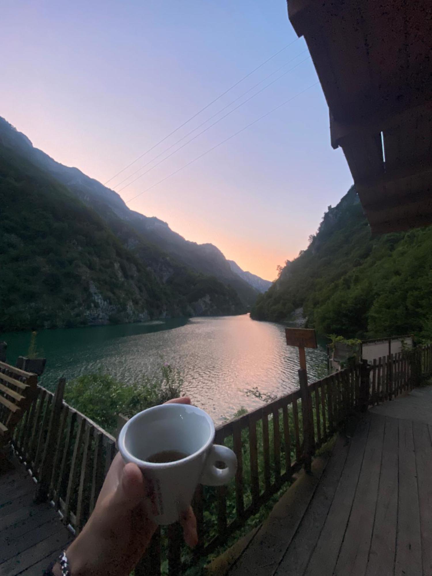 Riverside Komani Lake Dış mekan fotoğraf